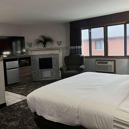 Hotel Ramada By Wyndham Cedar Rapids South Zewnętrze zdjęcie