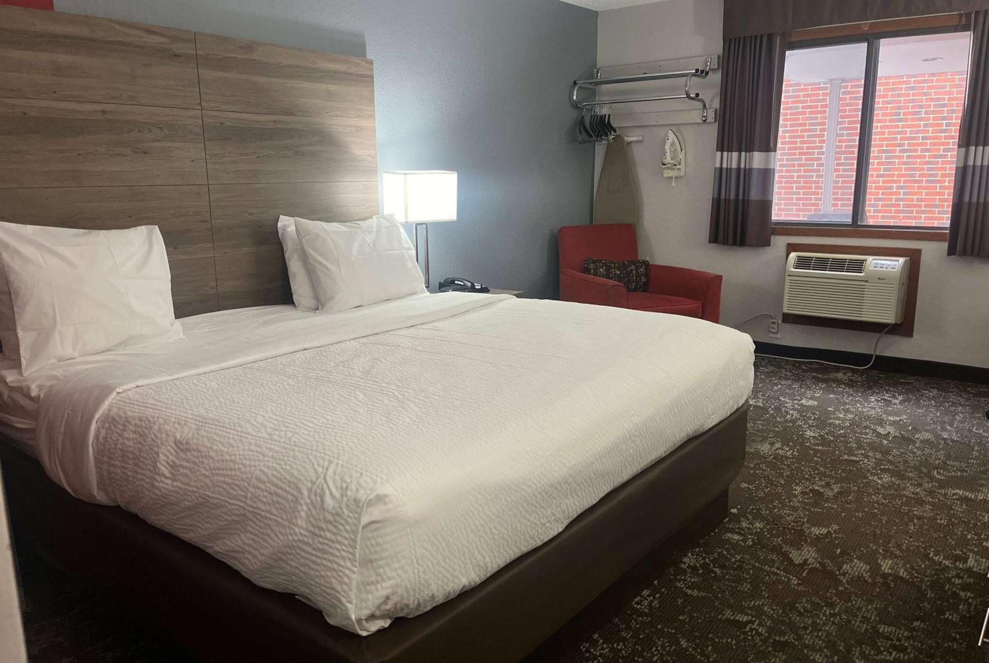 Hotel Ramada By Wyndham Cedar Rapids South Zewnętrze zdjęcie