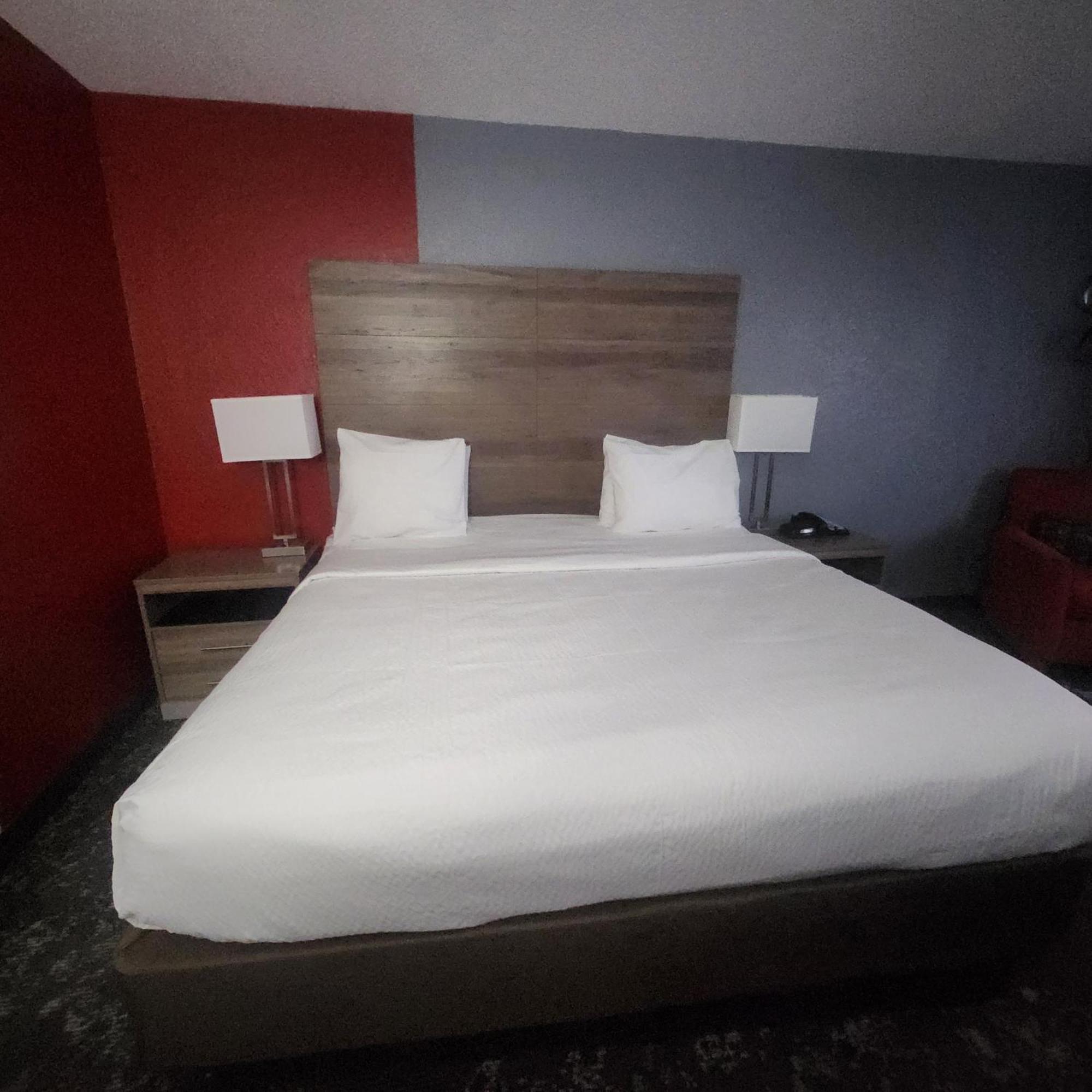 Hotel Ramada By Wyndham Cedar Rapids South Zewnętrze zdjęcie