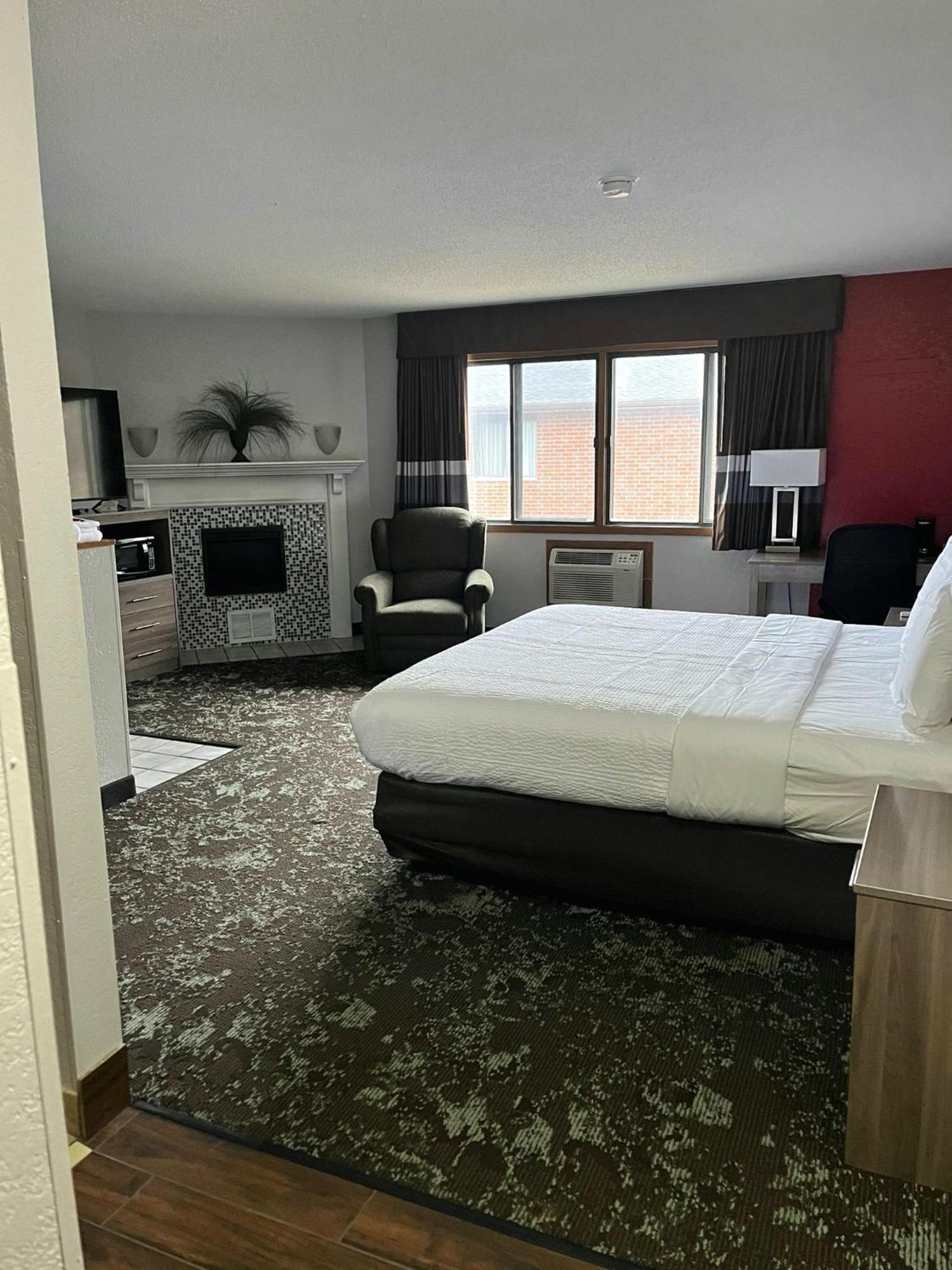 Hotel Ramada By Wyndham Cedar Rapids South Zewnętrze zdjęcie