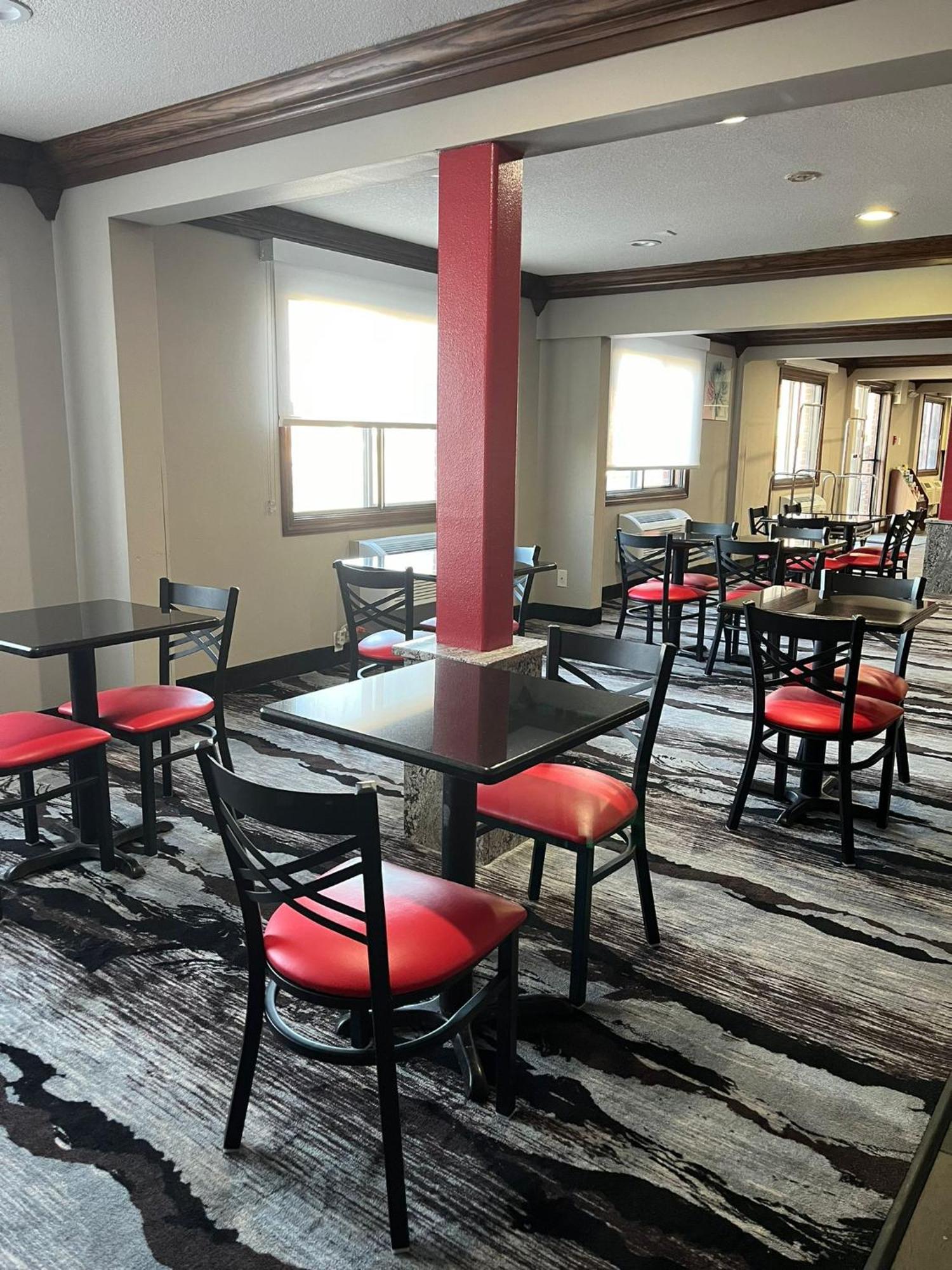 Hotel Ramada By Wyndham Cedar Rapids South Zewnętrze zdjęcie