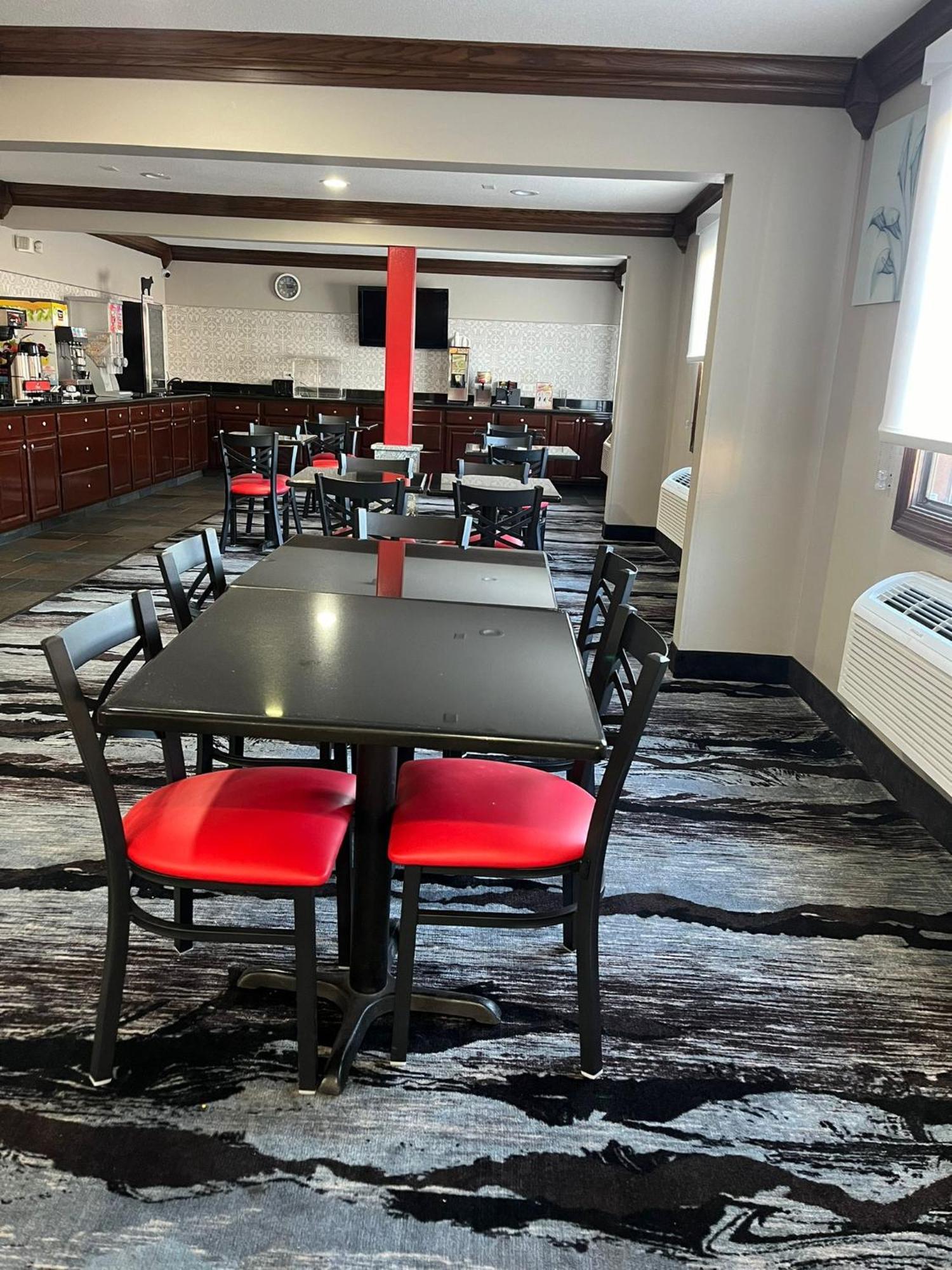 Hotel Ramada By Wyndham Cedar Rapids South Zewnętrze zdjęcie